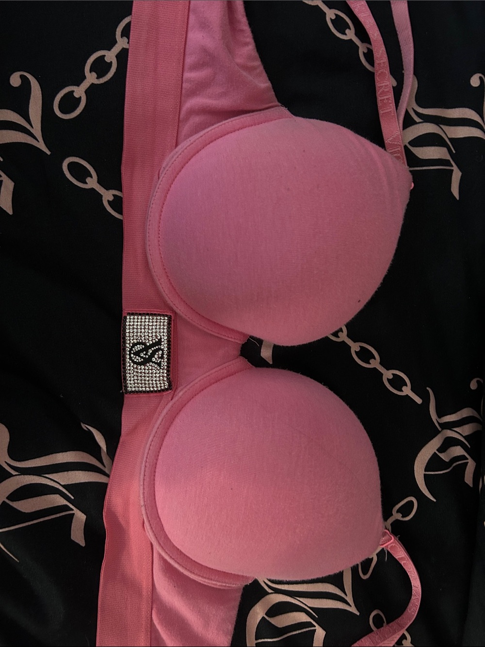 Victoria’s Secret super cute pink bra🌸